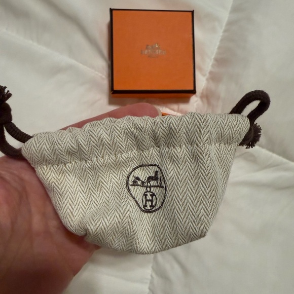 HERMES
Madame Calfskin Large Olympe Ring Large rouge de cœur - Picture 12 of 16